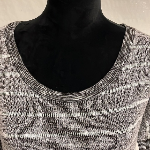 MAURICE’S gray and white sweater size M - Picture 2 of 6